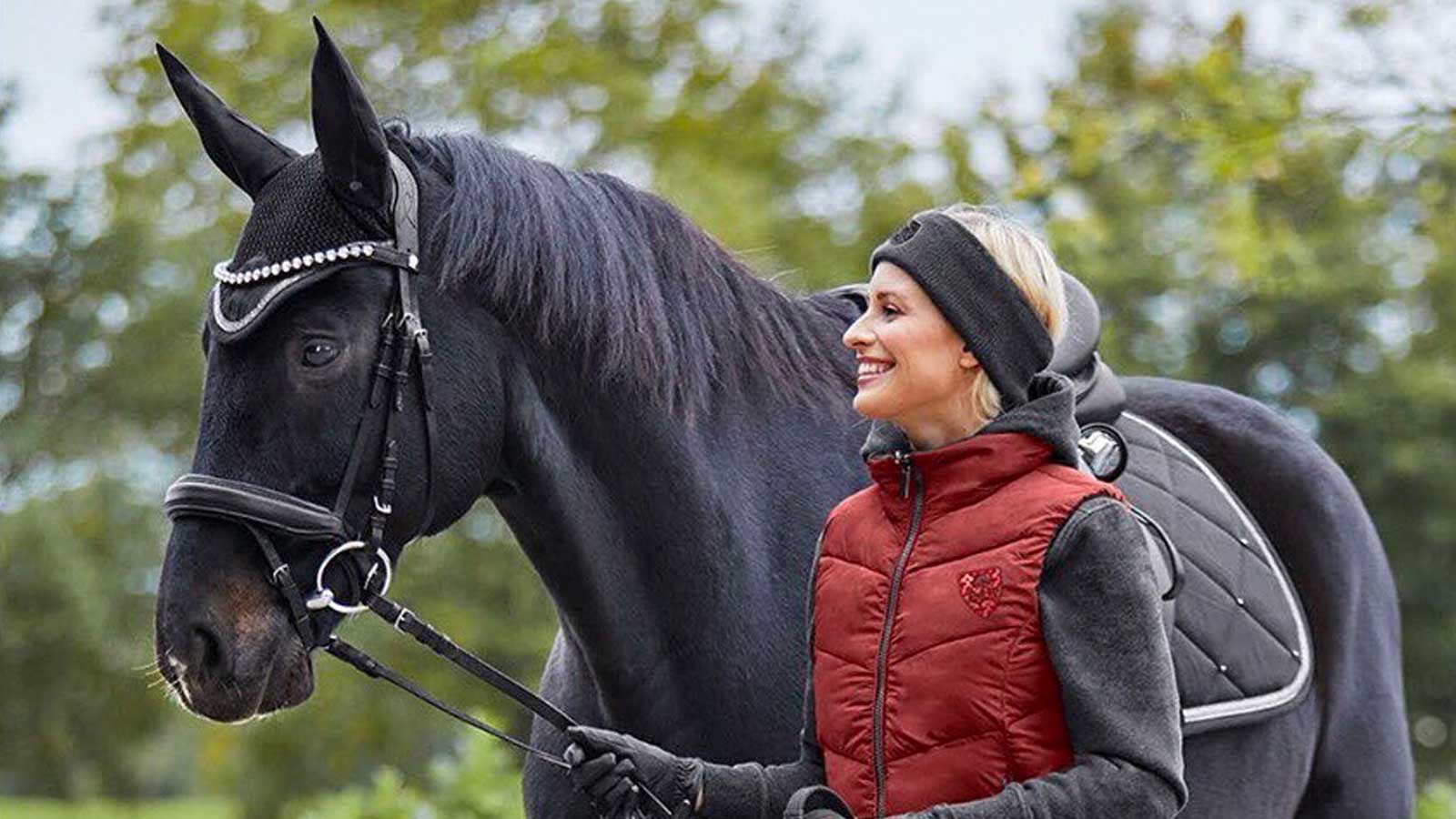 Women with a horse, wearing the Cavallo equestrian range